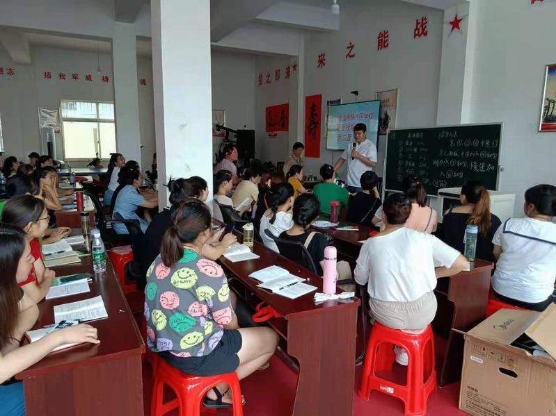 图为西式面点师为学员进行西式面点演示培训.jpg 图为西式面点师为学员进行西式面点演示培训.jpg