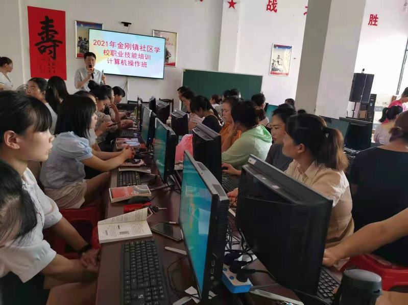 图为社区学校专干李昌平老师在进行计算机开班动员讲话.jpg 图为社区学校专干李昌平老师在进行计算机开班动员讲话.jpg