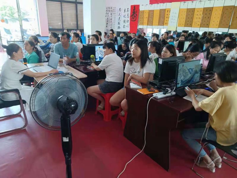 图为孙小玲老师在进行计算机培训教学.jpg 图为孙小玲老师在进行计算机培训教学.jpg