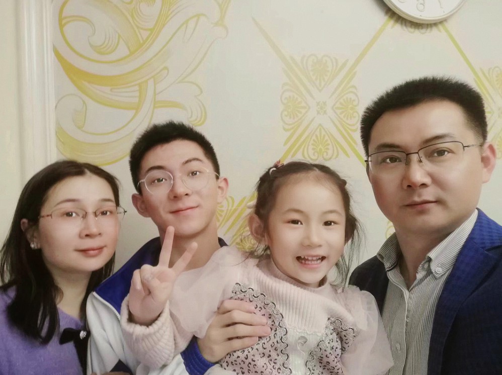 10.吴勇家庭合照1.jpg