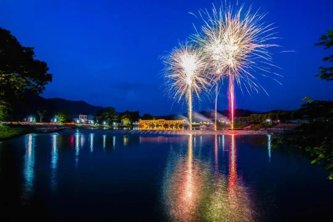 烟花灿夜空 小河元宵好热闹 图片 (3).jpg