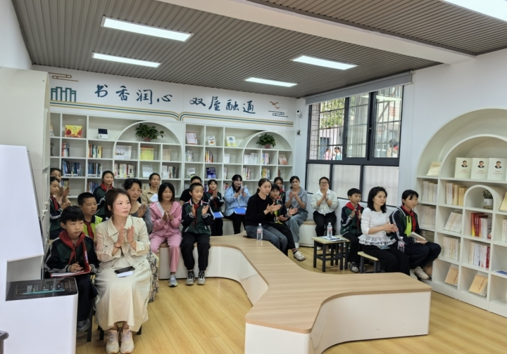 图片1家长带着孩子们在农家书屋共享阅读空间参加红色专题讲座.png